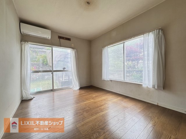 1階洋室。2面採光で窓も大きいので日差しがしっかり入ります。プライバシーを確保できる4LDK。