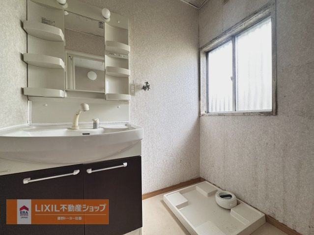 洗面台は収納もあるので化粧品などもしっかり収納できます。小窓があるので換気もしっかりできます。