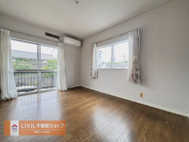2階洋室。2面採光の明るい室内。エアコンもあるので暑い夏の日でも自分のお部屋でのんびり過ごせます。