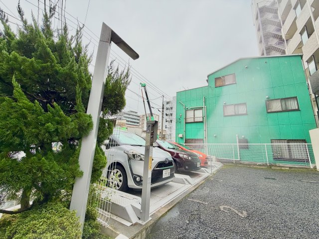 敷地内に確保された使い勝手の良い駐車場スペースです。