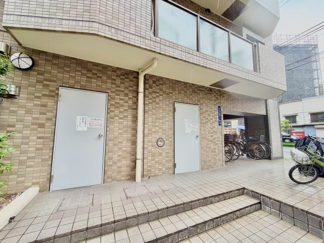 綺麗に清掃され衛生的に維持されている敷地内ゴミ置き場です。