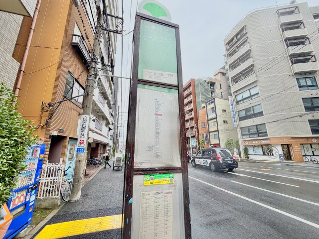 マンションの目の前にバス停があります。