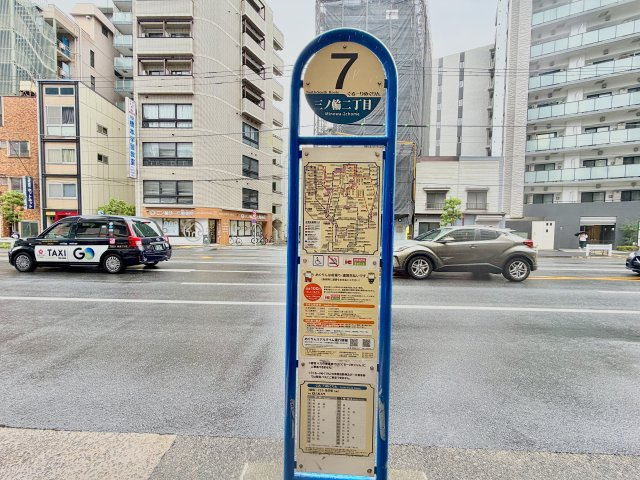 マンションの目の前にバス停があります。