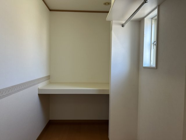 十分な広さがあるので、季節によって服を入れ替えることなく、そのまま保管できます。