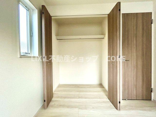 奥行きもあるので、収納ボックスをそのままクローゼットの中へ。部屋にものが出ずスッキリ。