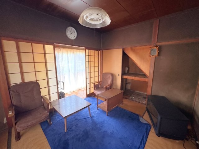 縁側に面した開口部から光が差し込む、落ち着いた雰囲気の和室です。縁側との間の建具を開放すれば、庭とのつながりを感じながらゆったり過ごせるのも魅力。収納スペースも設けられております。