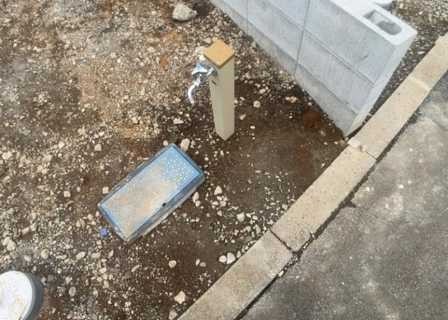 敷地内には、散水栓や立水栓があります。水道水を直接利用できるため、水を運ぶ手間を省くことが出来ます。大量の水を必要とする洗車作業や清掃などに役立ちます。その他設備とあわせて、現地でご確認ください。