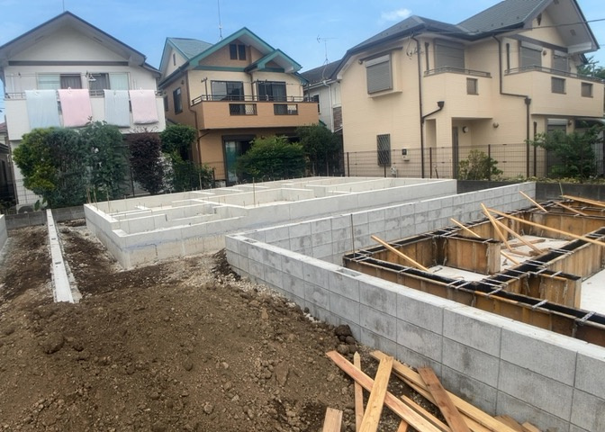 木造住宅とは土台、壁、柱など建築物の強度を支える構造体の材に木が使用されている構造を指します。構造体は建物の自重を支えるだけではなく風圧や水圧、積裁荷重などあらゆる衝撃に耐えるための基礎です。