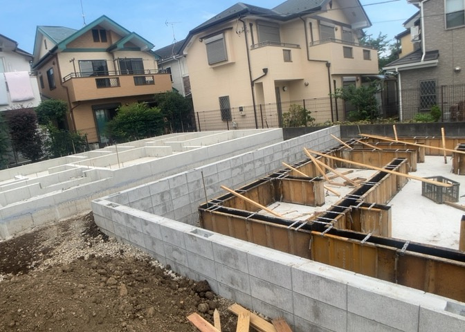 基礎パッキング工法とは、床下の換気確保のため基礎と土台の間に緩衝材を挟み込む工法です。土台の下に数十センチの間隔で設置されるため、全体的な隙間が生まれます。床下換気口に比べて高い通気性が確保されます。