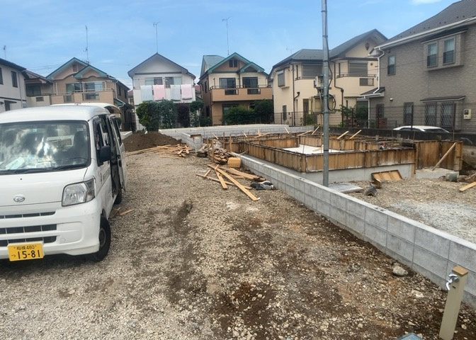 道幅が狭い場所は比較的土地の値段が低いことが多く、また交通量が少ないため騒音が少なく静かな環境で過ごせます。また、小さいお子様がいるご家庭も安心です。一方で車の駐車が難しいというデメリットもあります。