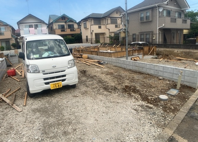 道幅が広い場所は日当たりや風通が良好です。幅が広いのですれ違いも可能ですし大きな車でも駐車可能！一方で、大型車が通ることも多くなるため交通量の増加により騒音に繋がります。また土地の値段が高くなります。