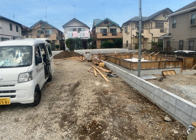 住宅用の土地では前面道路に2m以上接していなければならないと法律で定められています。しかし、お持ちの車のサイズやライフスタイルなどにより、2mでは利便が悪い場合もございますので、事前に確認しましょう。