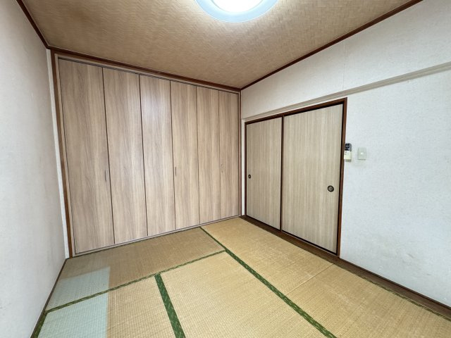 東側の和室です。クローゼットが備えてあるのですっきり片付きます。