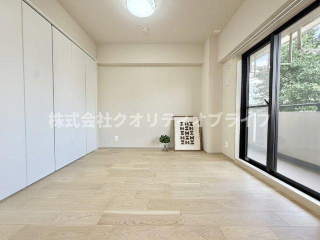 大型のベッドを配置しても圧迫感のない、ゆとりある広さを確保した洋室。