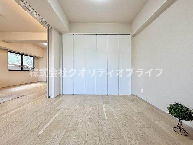 1日の疲れをゆったりと癒す主寝室にふさわしく、落ち着いたインテリアで静かなプライベートタイムを演出できる快適な空間です。