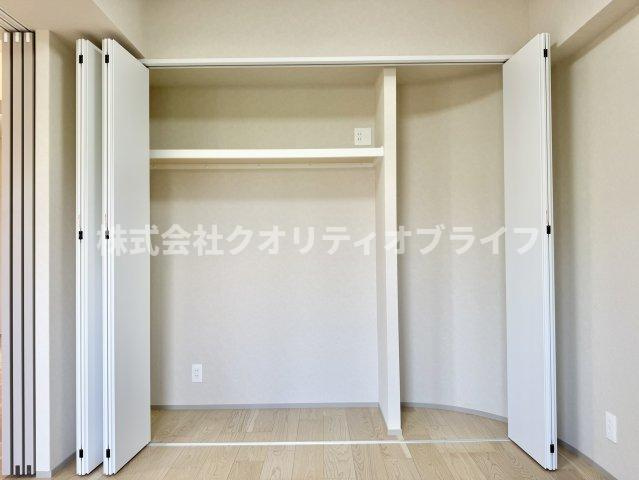 衣服だけでなく、スーツケースや季節物の家電まで丸ごと収納できる大容量のウォークインクローゼット。お部屋の中に余計な家具を置く必要がないため、空間を広く使えます。
