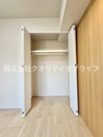 各居室に標準装備された使い勝手の良いクローゼット。ハンガーパイプや棚が設置されており、洋服や季節ものの荷物をすっきりと片付けて、お部屋の広さを有効に活用できます。