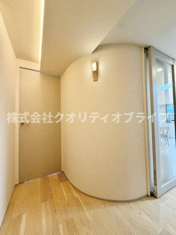 壁紙、フローリングは新品に張替え済みになります。