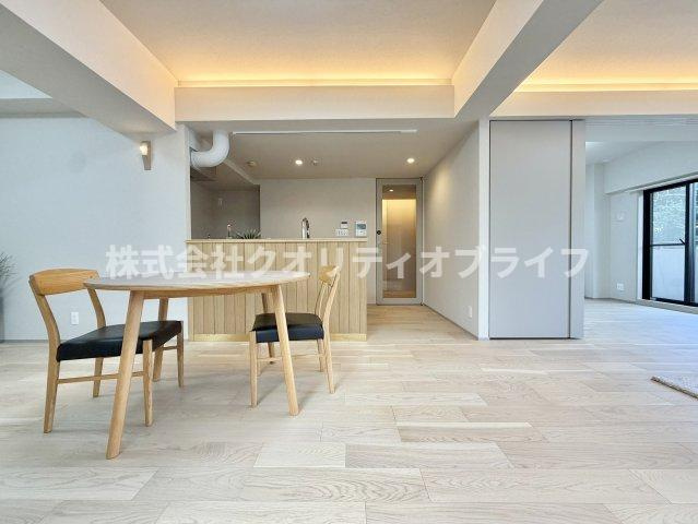ナチュラルな木目が美しい、足触りの良いフローリング仕様のリビング。