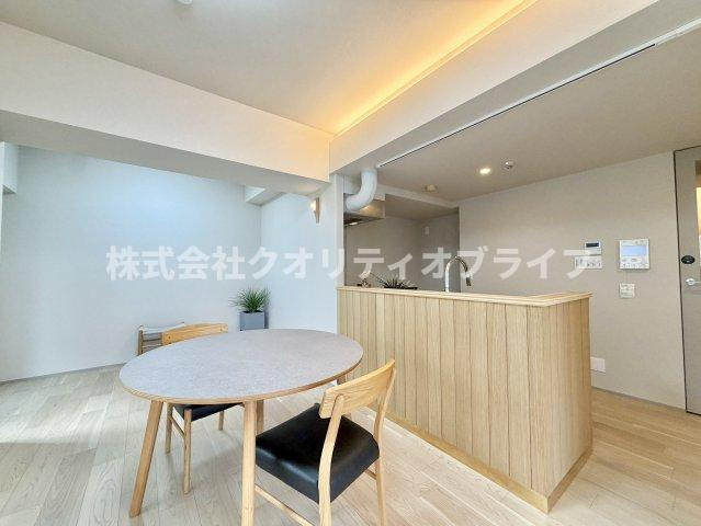 どんなテイストの家具やインテリアにも合わせやすく、日々のお掃除やお手入れがしやすいのも嬉しいポイントです。