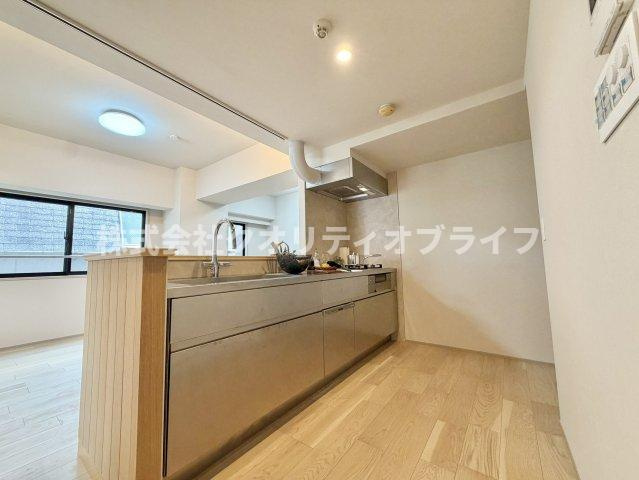 お部屋の大きな窓から差し込む自然光が優しく届く、明るく爽やかなキッチン。心地よい風も通り抜けやすく、調理時のにおいもこもりにくいため、いつでもクリーンで気持ちの良い空間をキープできます。