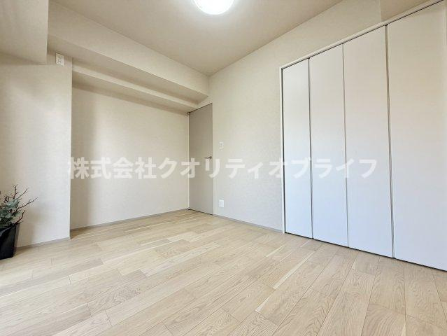 クロスやフローリング、建具まで全てが綺麗に新品交換された清潔感あふれるリノベ洋室。新築さながらの美しさと洗練されたトーンで、どんなデザインの家具を配置しても綺麗に馴染む空間に仕上がっています。