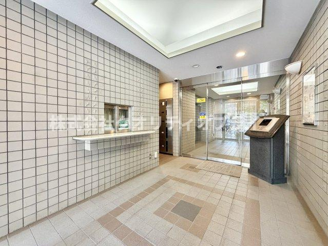 オートロックや防犯カメラがしっかりと設置された安心感のあるエントランス。部外者の侵入を防ぎ、一人暮らしの方や小さなお子様のいるご家庭でも24時間ストレスなく安全に過ごせる防犯体制が整っています。