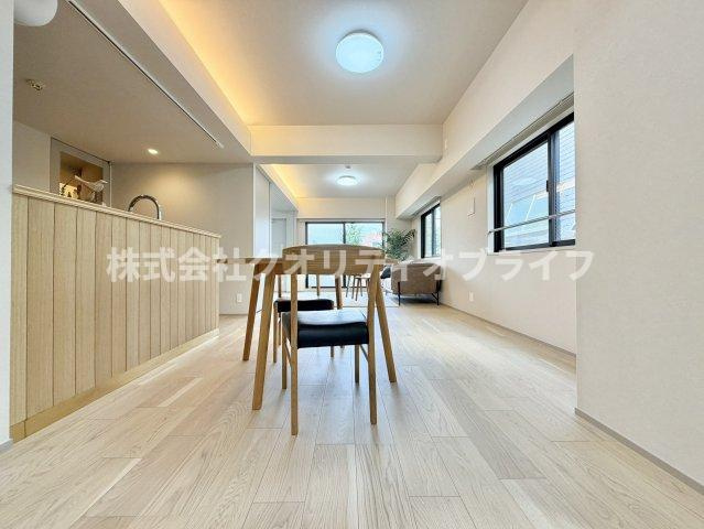 バルコニーに広く面した横長タイプのリビング。窓が大きいため開放感があり、ダイニングスペースとリビングスペースの家具の配置をスッキリと分けることができる間取りです。