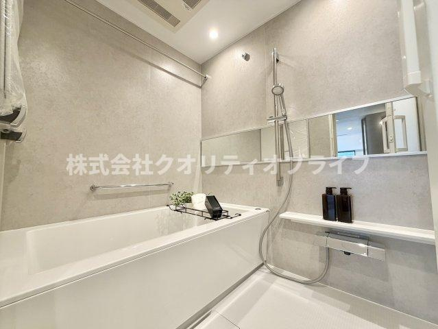 1日の疲れをゆったりと癒せる、クリーンで心地よいバスルーム。お気に入りの入浴剤を入れて、贅沢なリラックスタイムを過ごせる空間です。毎日のバスタイムが楽しみになるような、開放感のある設計です。