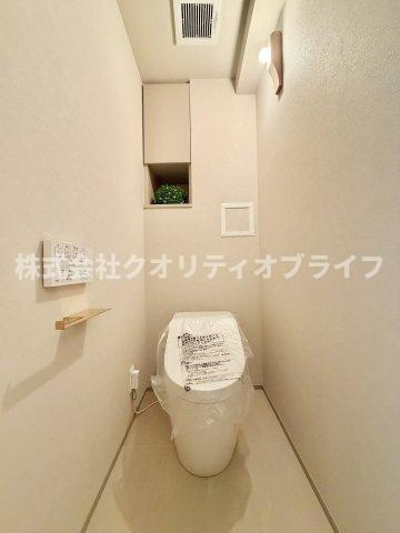 衛生的で年中快適に使用できる温水洗浄便座付きのトイレ空間。便座をいつでも清潔に保てるだけでなく、お掃除がしやすい形状になっており、日々のちょっとしたお手入れのストレスを大幅に軽減してくれます。