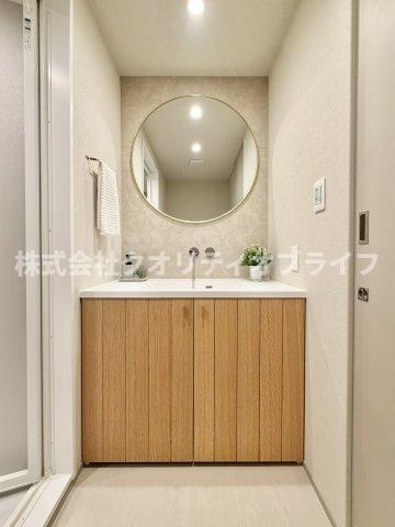 シングルライフや限られたスペースを有効に活用できる、コンパクトで機能的な洗面化粧台。無駄を省いた設計ながらも、毎日の身支度に必要な機能がスッキリと凝縮された使い勝手の良い仕様です。