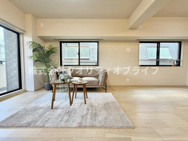 バルコニーに広く面した横長タイプのリビング。窓が大きいため開放感があり、ダイニングスペースとリビングスペースの家具の配置をスッキリと分けることができる間取りです。