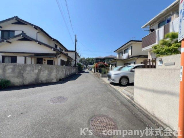 前面道路は交通量が少なく静かな印象です◇