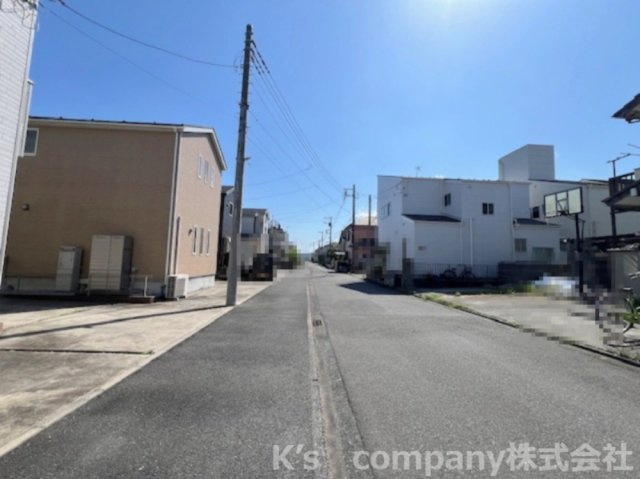 前面道路は交通量が少なく静かな印象です◇