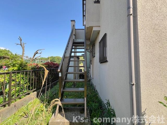 建物の裏手には2世帯住宅としてもお使いいただける、2階玄関へとつながる階段があります◇