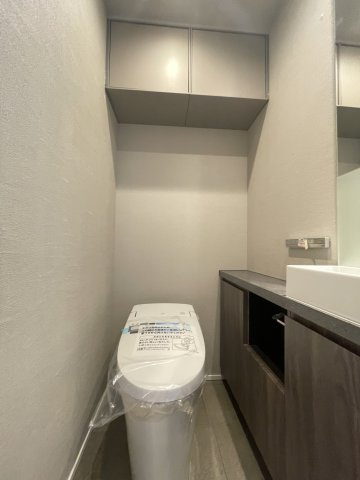温水洗浄便座付きの清潔感あるトイレは、落ち着いた空間に。　