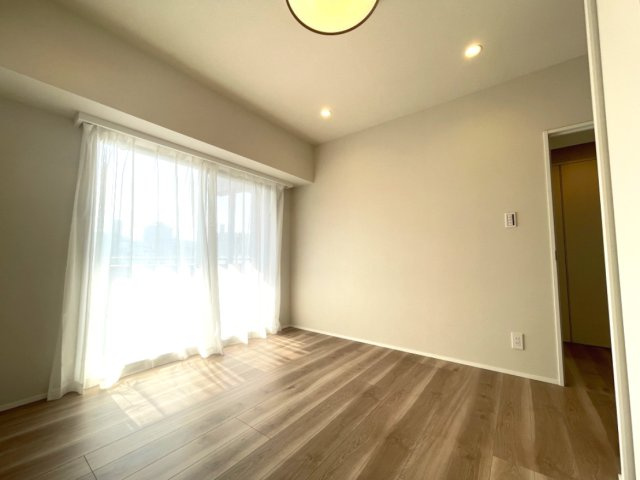 ダブルサイズのベッドを置いても、余裕がある広さです。　