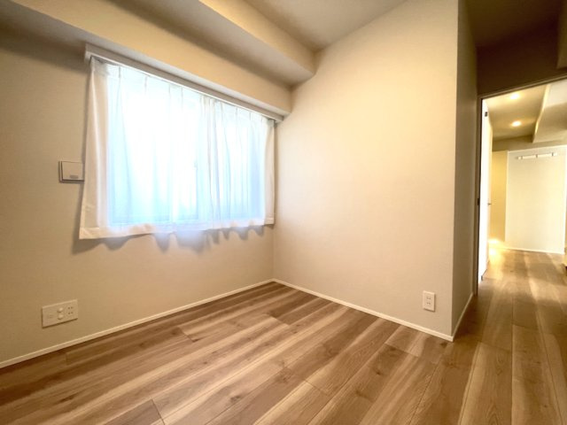 大きな窓がついた洋室は、日中は照明がなくても明るく、子ども部屋としてもピッタリ。　
