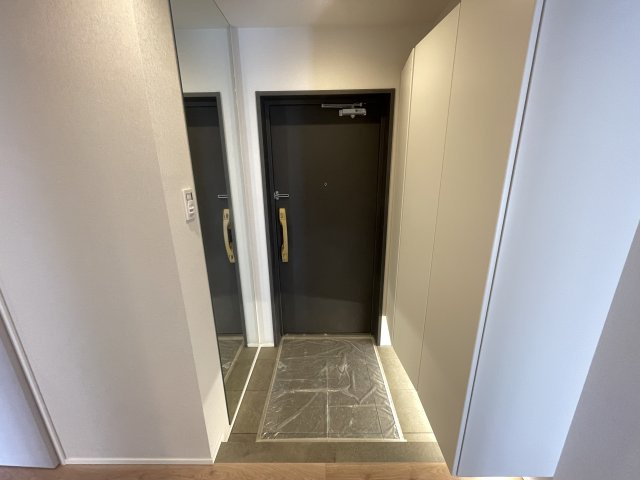 大きな鏡のついた玄関で、お出かけ前の身だしなみチェックもバッチリです。　