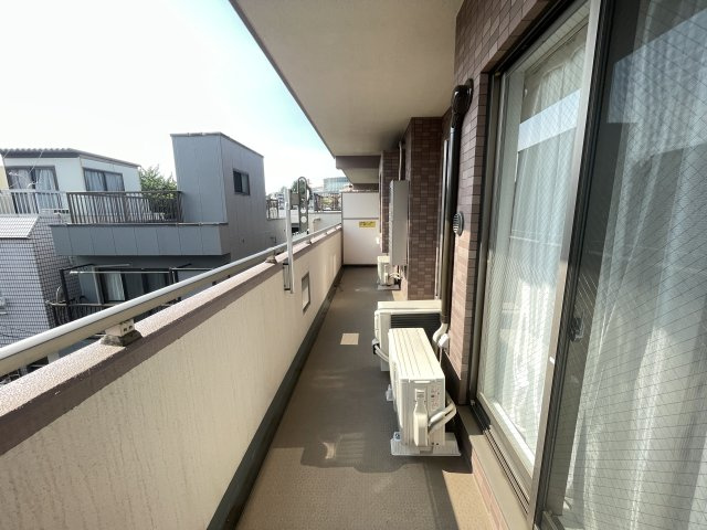 LDKと2つの洋室をつなぐ、広いバルコニー。洗濯物が沢山あっても安心です。　