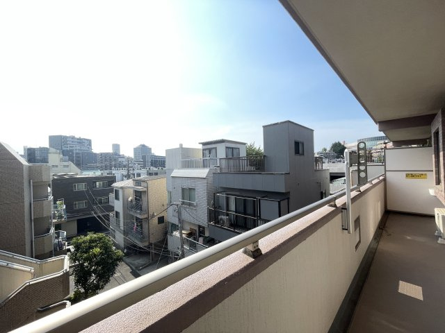前面棟無しで西向きのバルコニーは、陽当たり・通風良好です。　
