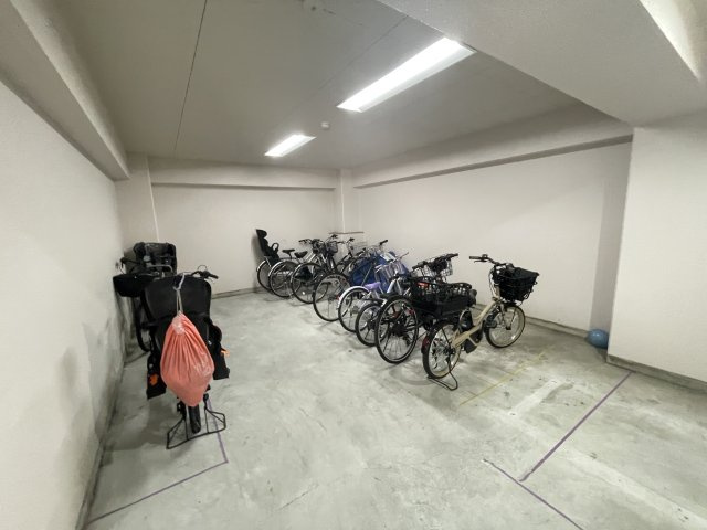屋根付きの駐輪場で、サビや汚れの心配も不要。　