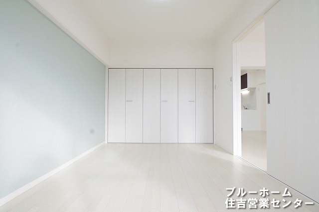約6帖の洋室です！お部屋には収納や窓があります！