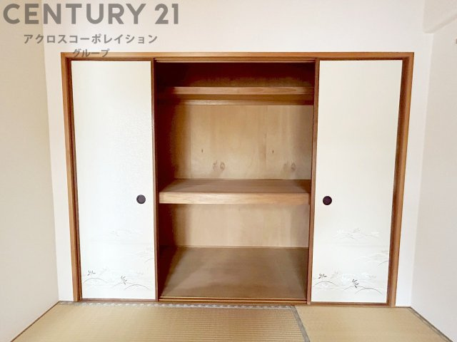 押入れは季節の衣類、寝具などを収納できます。伝統的な美しさと実用性が融合し、収納物を保護する調湿・換気効果があります。使い方によっては書類や小物なども効果的に整理でき空間を有効活用できます。