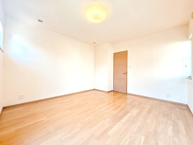 2Ｆ西側洋室の別角度になります♪