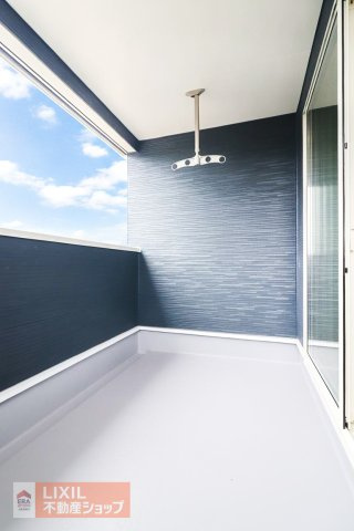 【バルコニー】南向きの広々バルコニーは日当たり、風通しが良く、お布団や洗濯物がたくさん干せます。