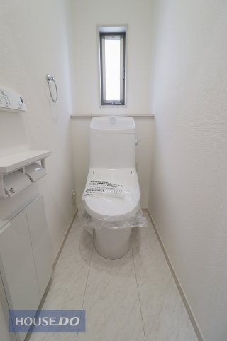 【トイレ】窓付きのトイレスペース。換気環境も良好です。温水洗浄暖房便座付き。