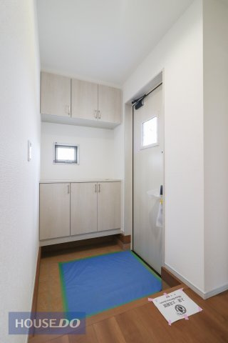 【玄関】明るい玄関で来客やご家族をお迎え♪玄関横のシューズインクロークには季節のものもたっぷり収納できます！