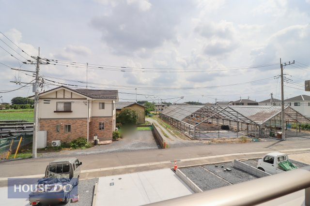 【建物からの眺望】バルコニーからの景色。十分な間隔が確保されております。