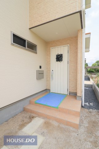【エントランス】ゆったりとした玄関。奥行きのあるポーチで雨の日も安心です。